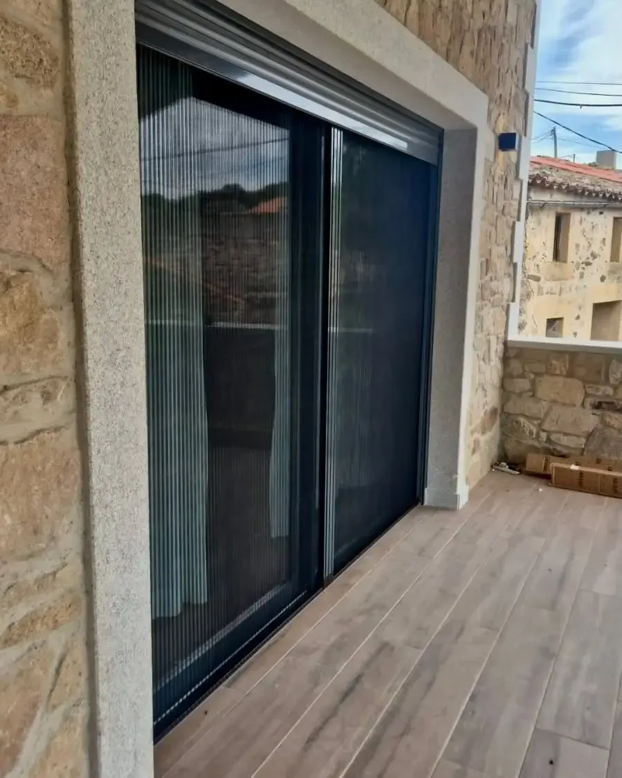 Una escalera con barandilla de cristal en una casa.