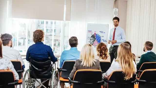Un uomo sta tenendo una presentazione a un gruppo di persone in una sala conferenze.