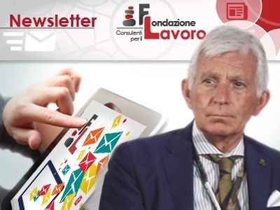 Un uomo in giacca e cravatta sta guardando un tablet
