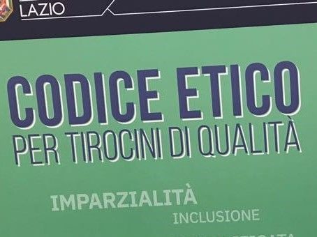A green sign that says ' codice etico per tirocini di qualita ' on it