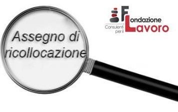 Una lente d'ingrandimento con la scritta assegno di ricollocazione