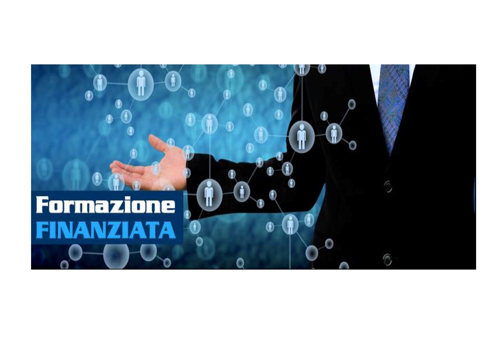 Un uomo in giacca e cravatta tiene la mano davanti a uno schermo su cui sono raffigurate delle persone.