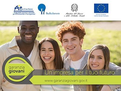 Un gruppo di giovani in posa per una foto con la scritta