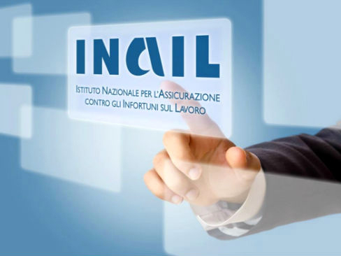 Una persona sta premendo un pulsante che dice inail