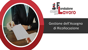 Un uomo in giacca e cravatta sta dando un pezzo di carta a un altro uomo