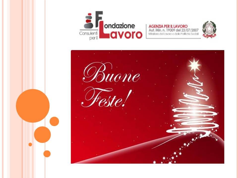 Un biglietto di Natale rosso con un albero di Natale sopra