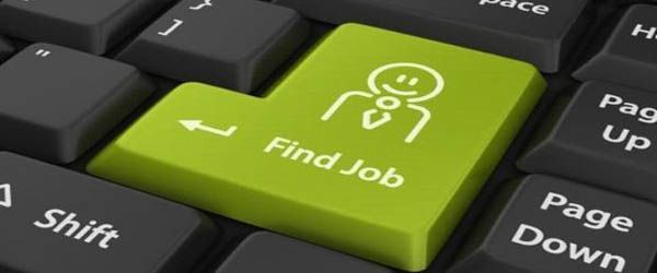 Un tasto verde su una tastiera che dice trova lavoro