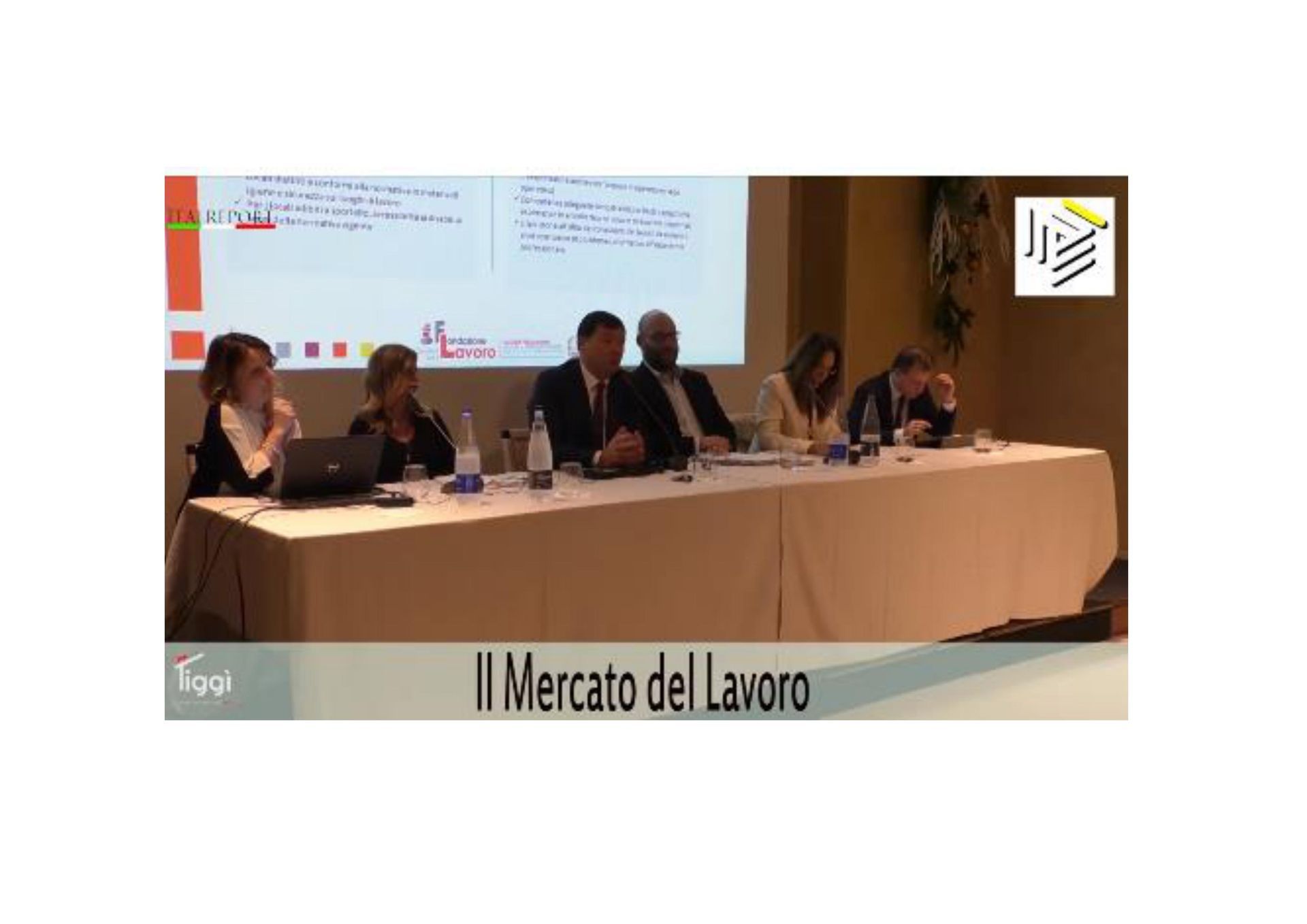 Un gruppo di persone è seduto a un lungo tavolo.