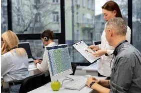 Un gruppo di persone lavora in un call center.