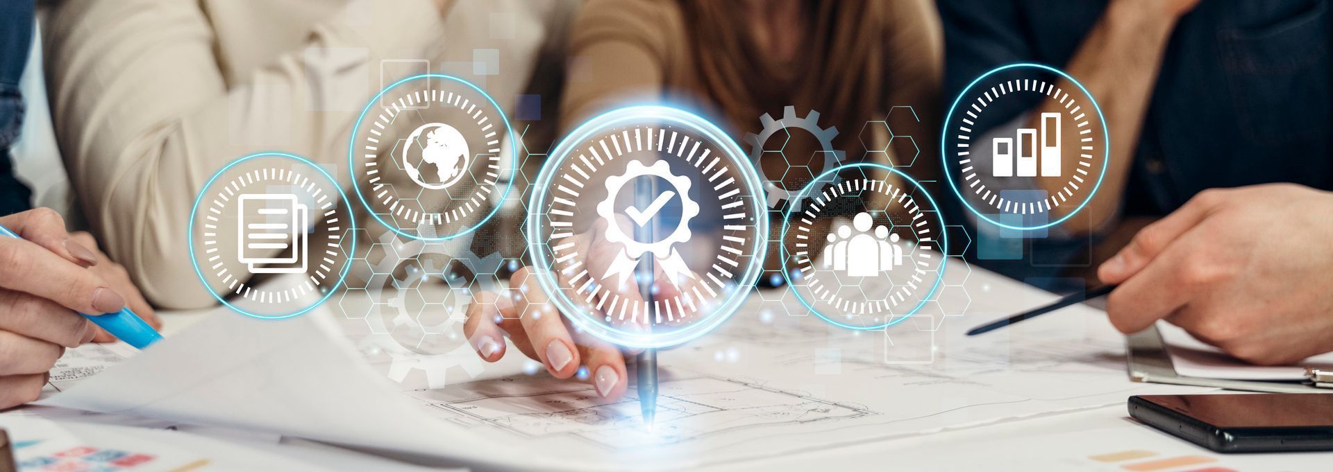 Un gruppo di persone è seduto a un tavolo e lavora a un progetto.