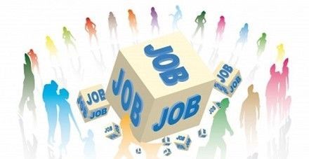Un gruppo di persone è in piedi attorno a un cubo su cui è scritto lavoro
