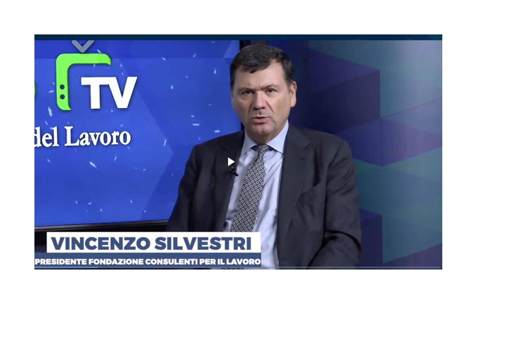 Un uomo in giacca e cravatta è in uno show televisivo