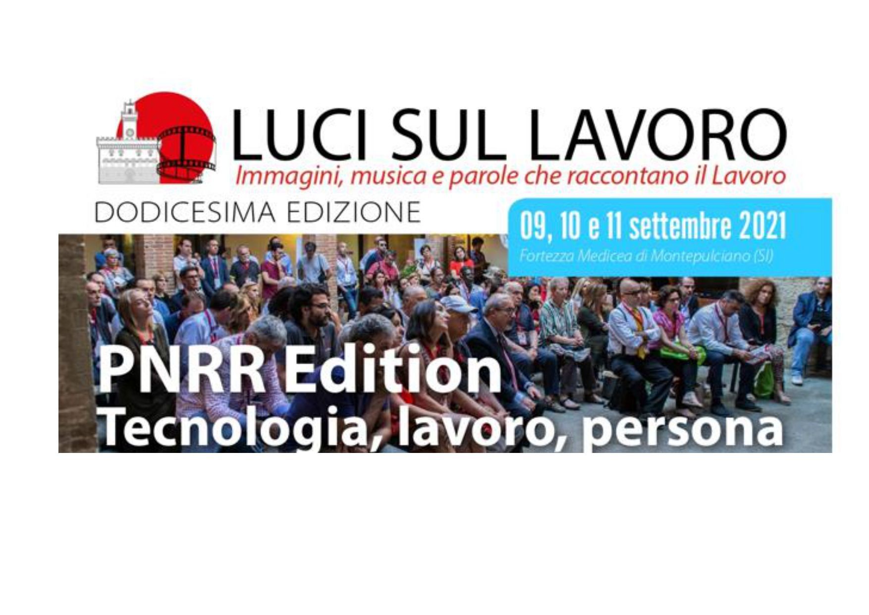 Un folto gruppo di persone è seduto davanti a un edificio.