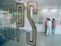 Un gruppo di persone è in piedi davanti a una finestra su cui è scritta la parola nps.