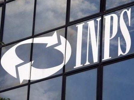 Il logo dell'inps si riflette sulle finestre di un palazzo.