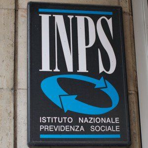 Un cartello nero con la scritta inps sopra