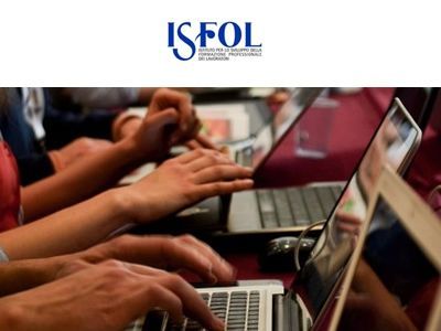 Un gruppo di persone sta scrivendo su computer portatili con il logo isfol dietro di loro
