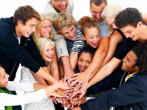 Un gruppo di persone sta mettendo insieme le mani