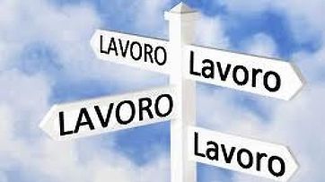 Un cartello con quattro frecce che puntano in direzioni diverse.