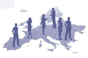 Un gruppo di persone in piedi in cima a una mappa dell'Europa.