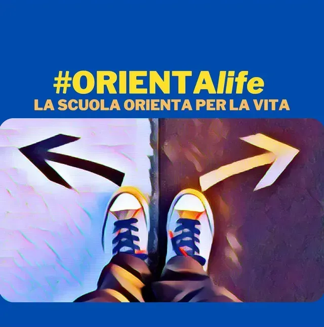 Una foto di una persona in piedi su un cartello con la scritta #orientalife