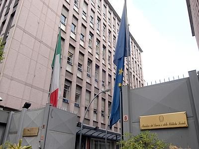 Due bandiere sventolano davanti a un grande edificio