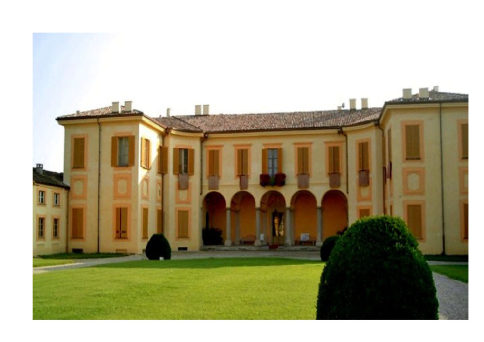Un grande edificio giallo con un tetto di mattoni