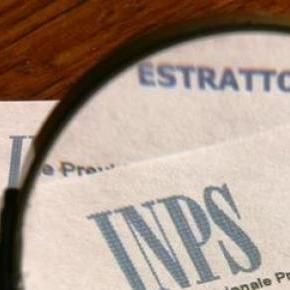 Una lente di ingrandimento sta guardando un pezzo di carta su cui è scritta la parola nps.