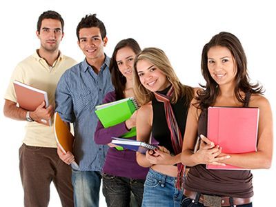 Un gruppo di giovani in piedi uno accanto all'altro con in mano dei libri.