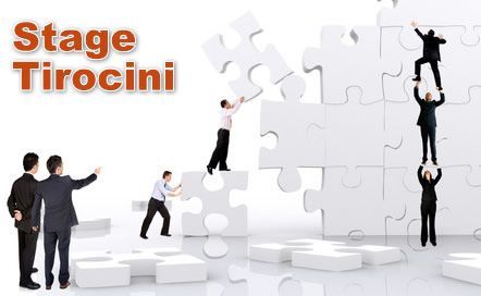 Un gruppo di persone sta lavorando a un puzzle con le parole stage tirocini sullo sfondo