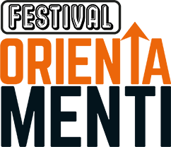 Il logo del festival orienta menti è arancione e nero con una freccia rivolta verso l'alto.