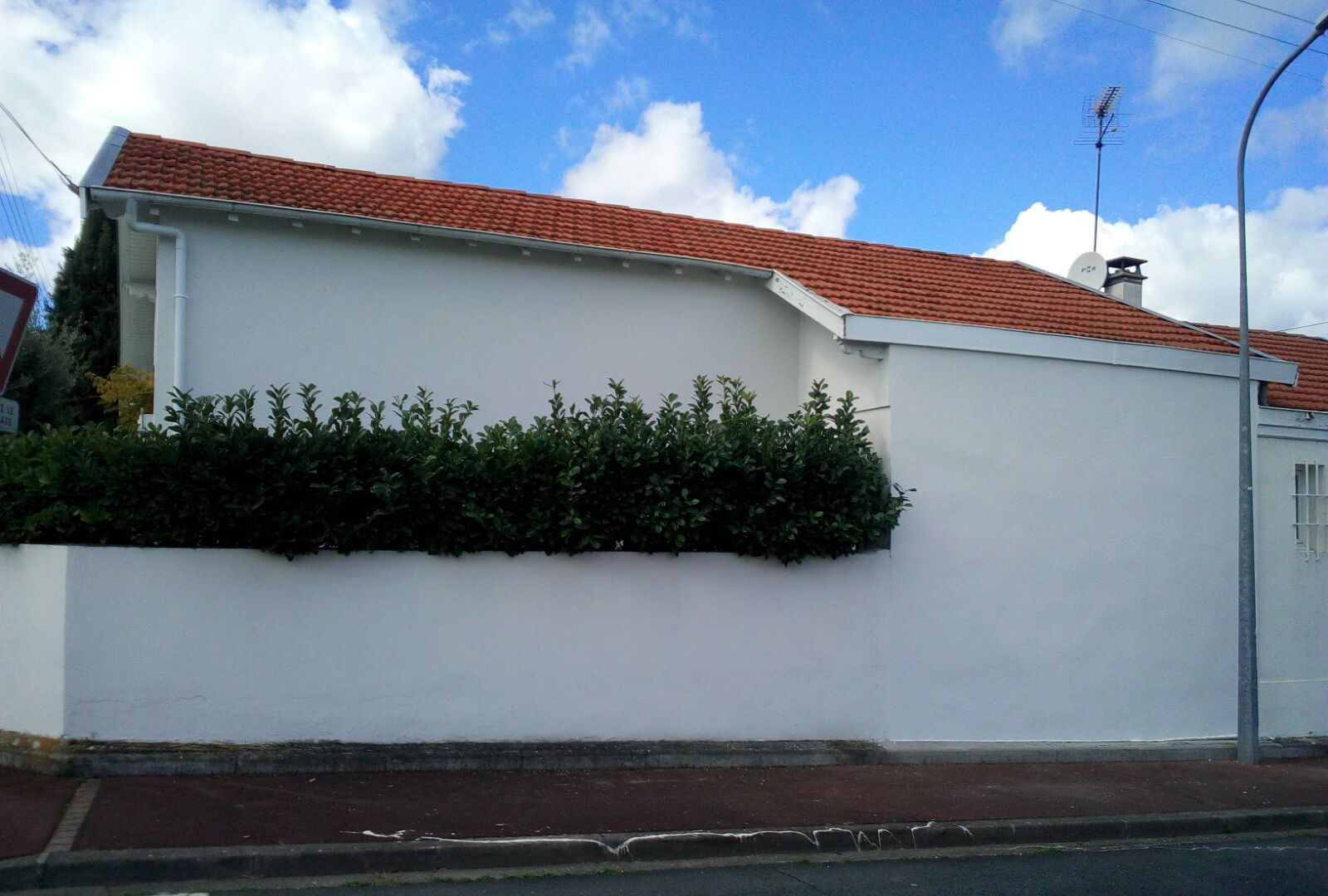 Un mur extérieur blanc d'une maison après rénovation.