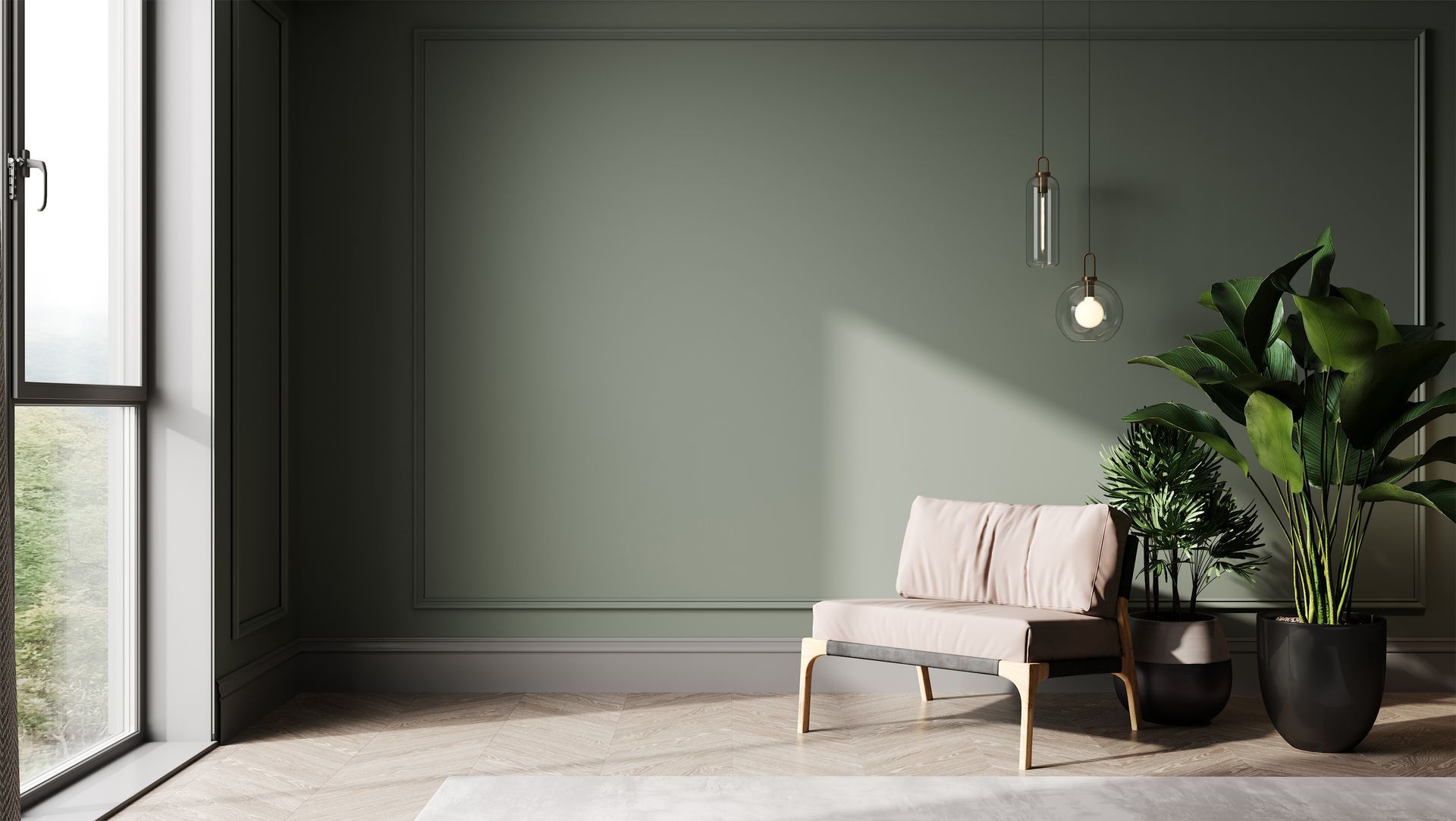 Une pièce vert sauge avec des moulures murales, un fauteuil clair, une suspension lumineuse et des plantes en pot.