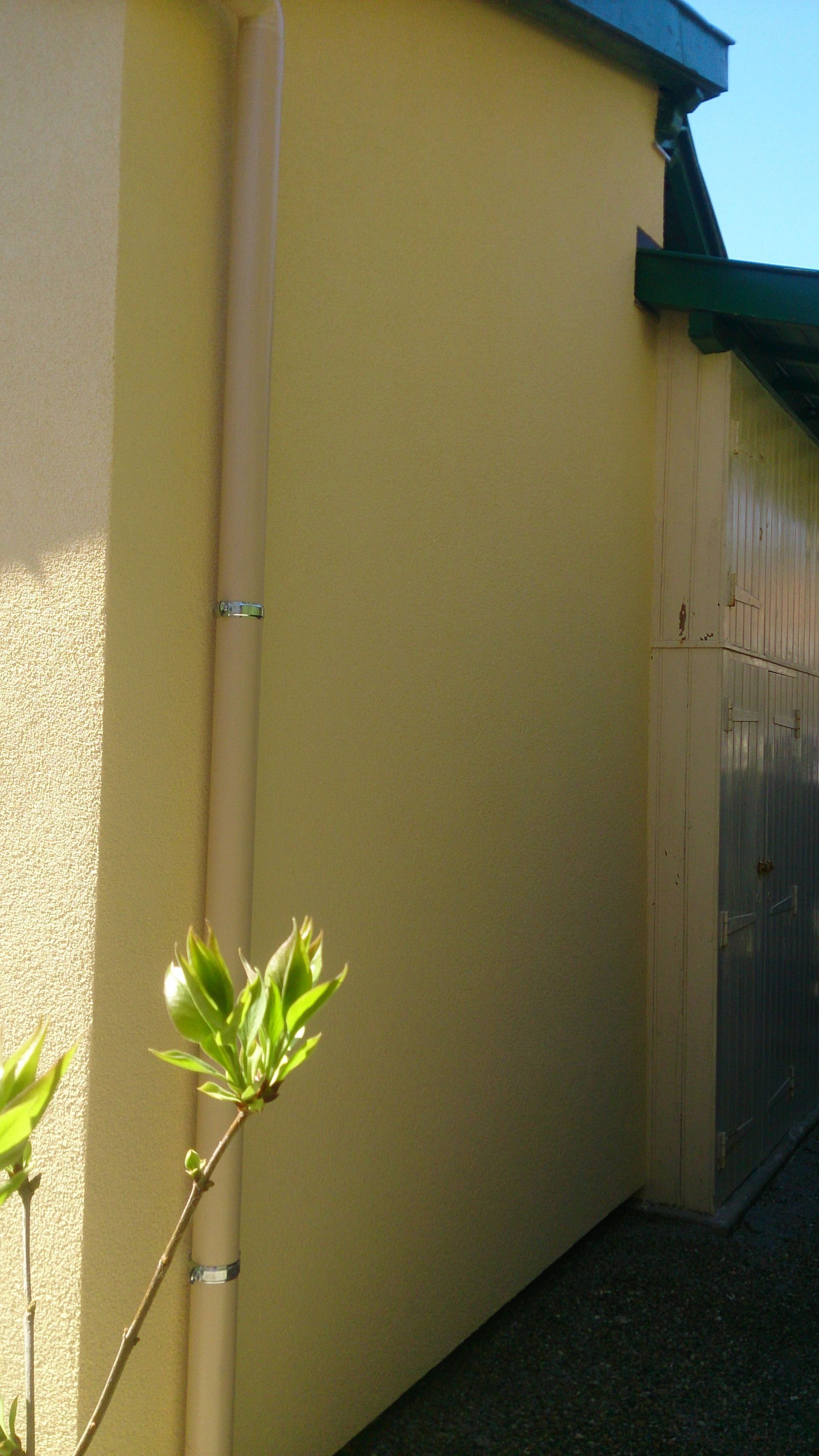 Une façade de maison peinte en jaune.