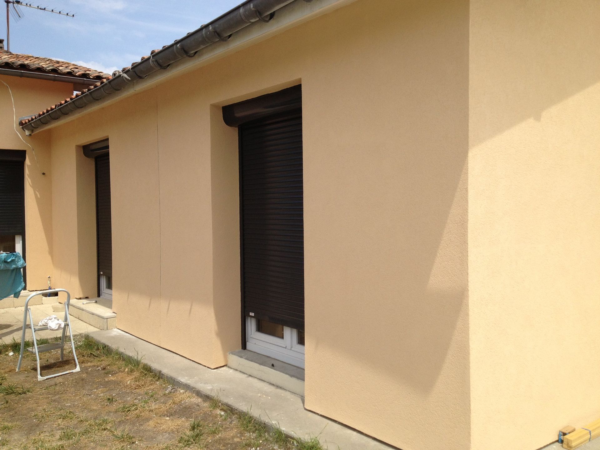 Une façade de maison récemment isolée.