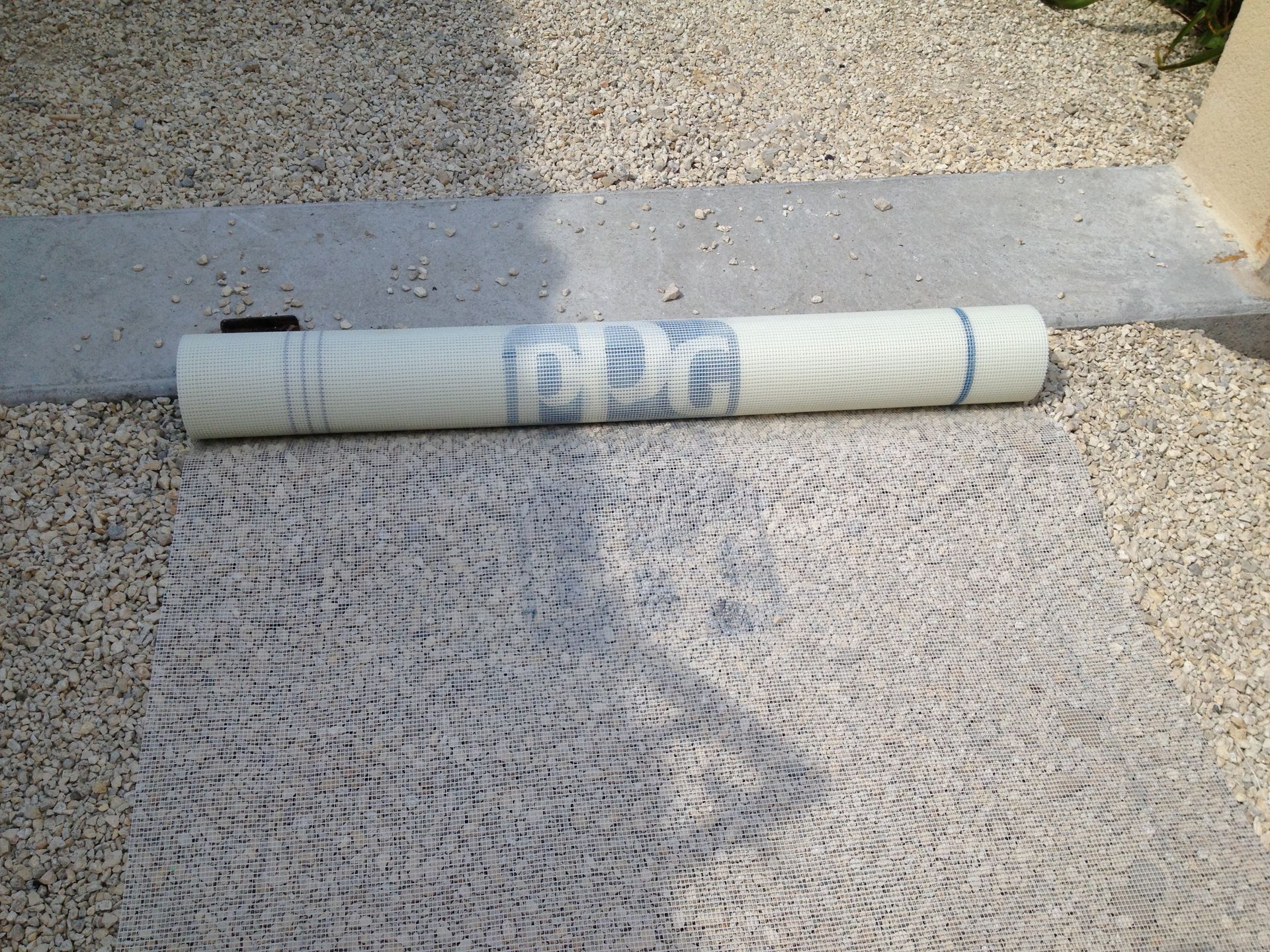 Un rouleau de fibre de verre déroulé.