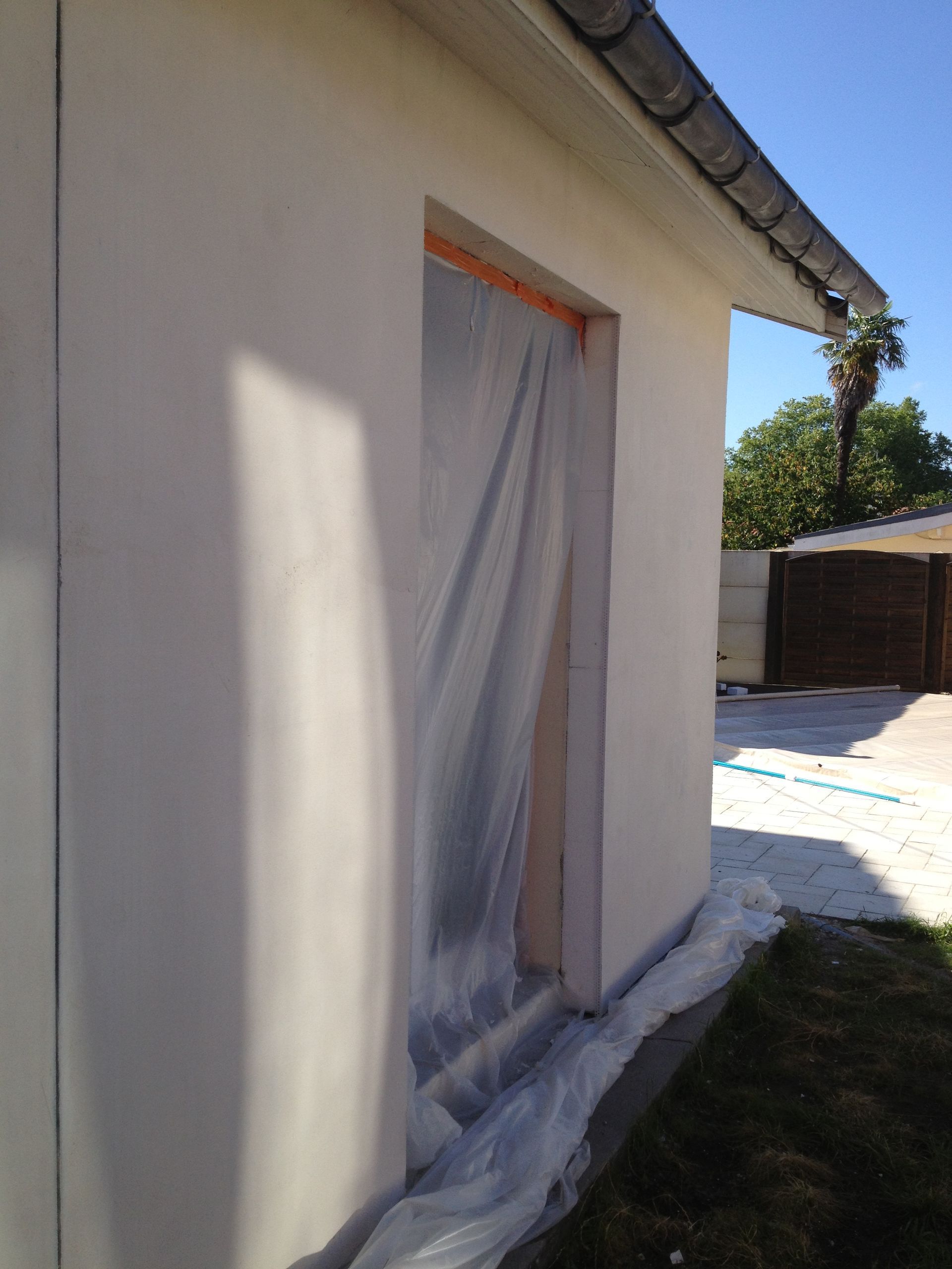 Vue d'une façade récemment enduite.