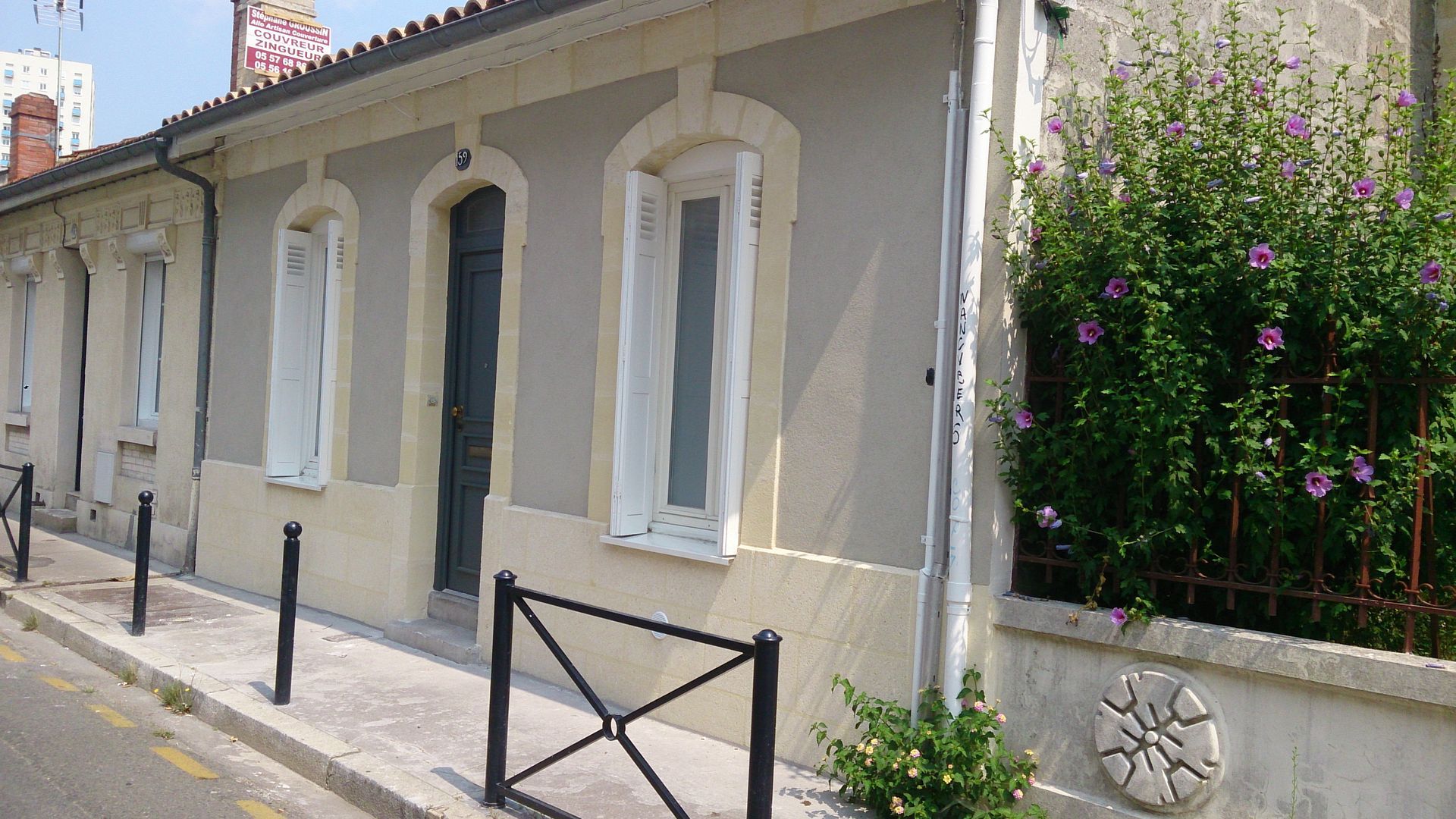 La façade d'une maison de plain-pied après ravalement.