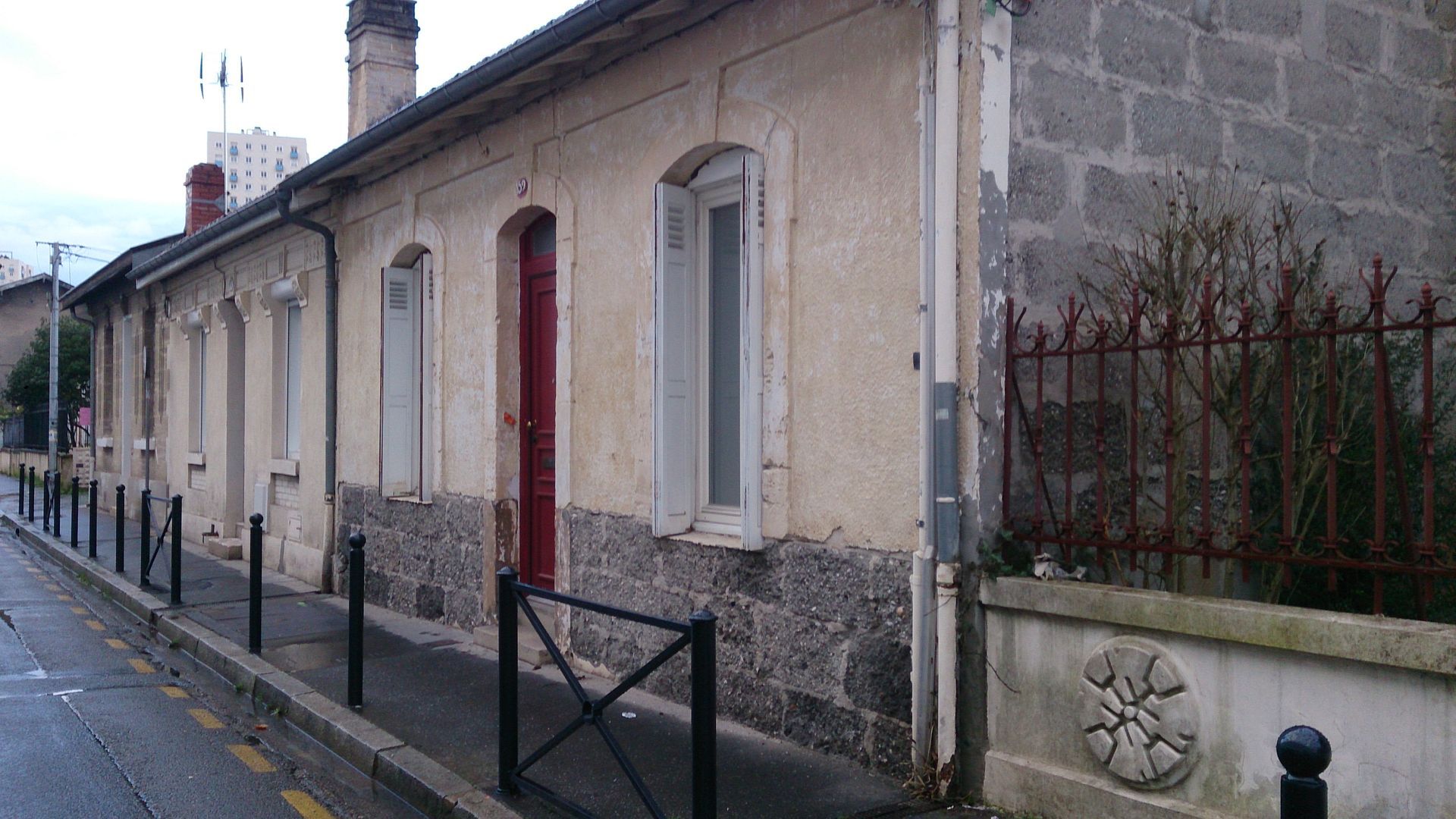 La façade d'une maison de plain-pied avant ravalement.