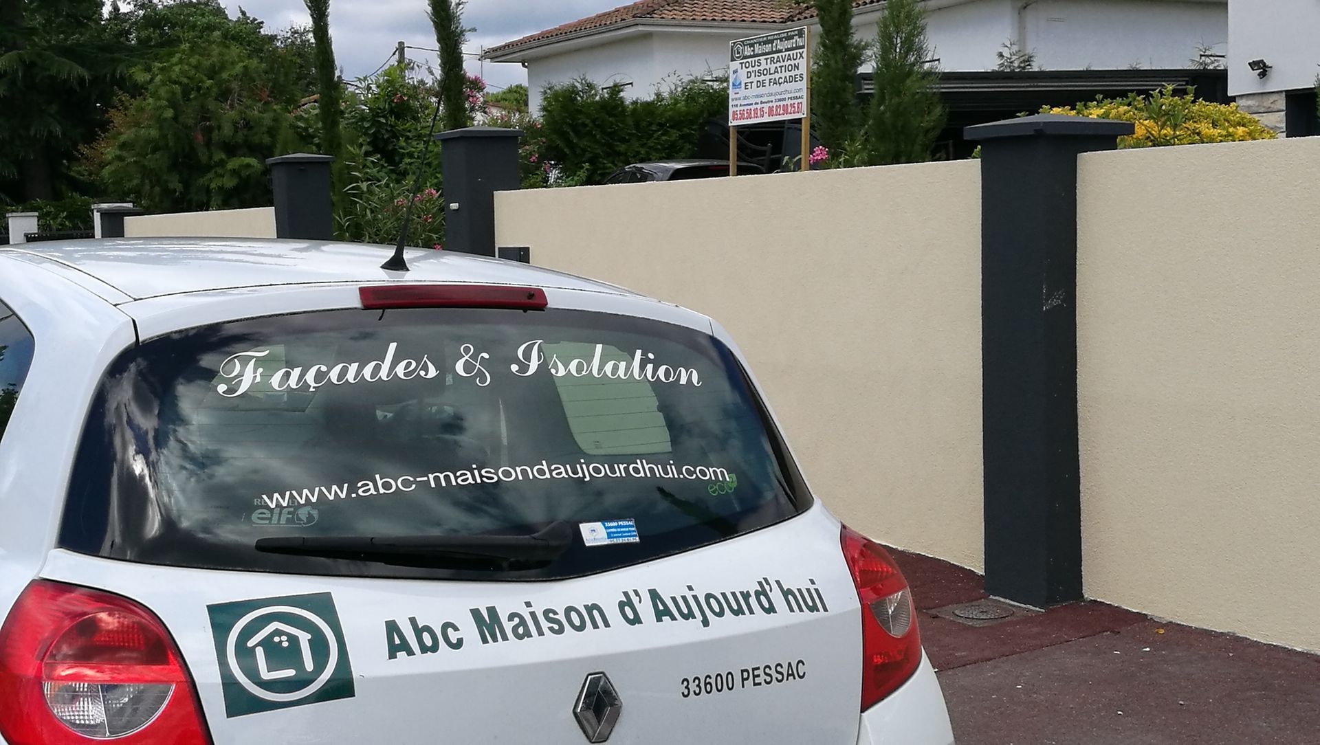 Un véhicule de l'entreprise ABC Maison d'Aujourd'hui.