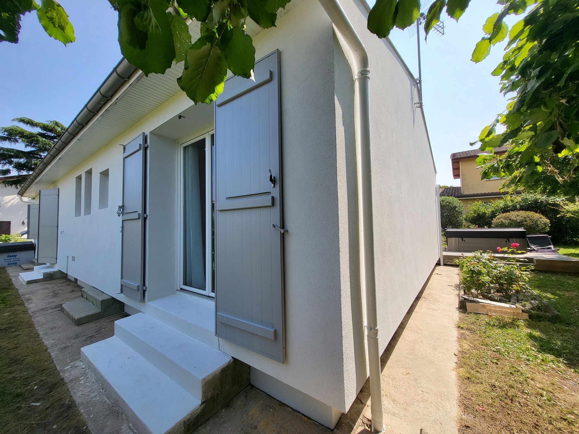 Une maison à Saint-Médard-en-Jalles, après isolation thermique par l'extérieur.