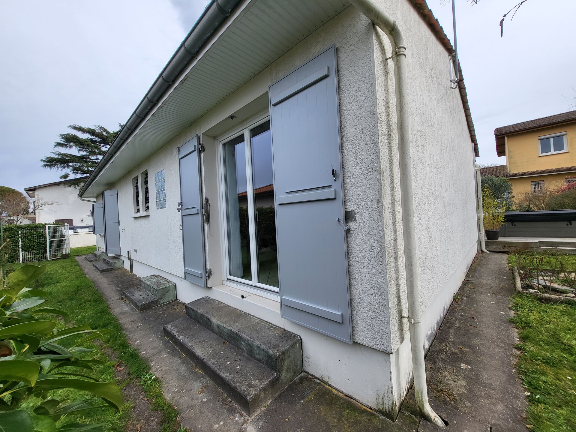 Une maison à Saint-Médard-en-Jalles, avant isolation thermique par l'extérieur.