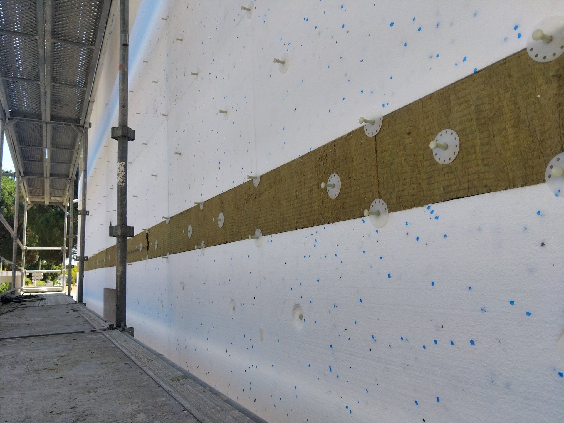 Un mur extérieur de bâtiment en cours d'isolation.