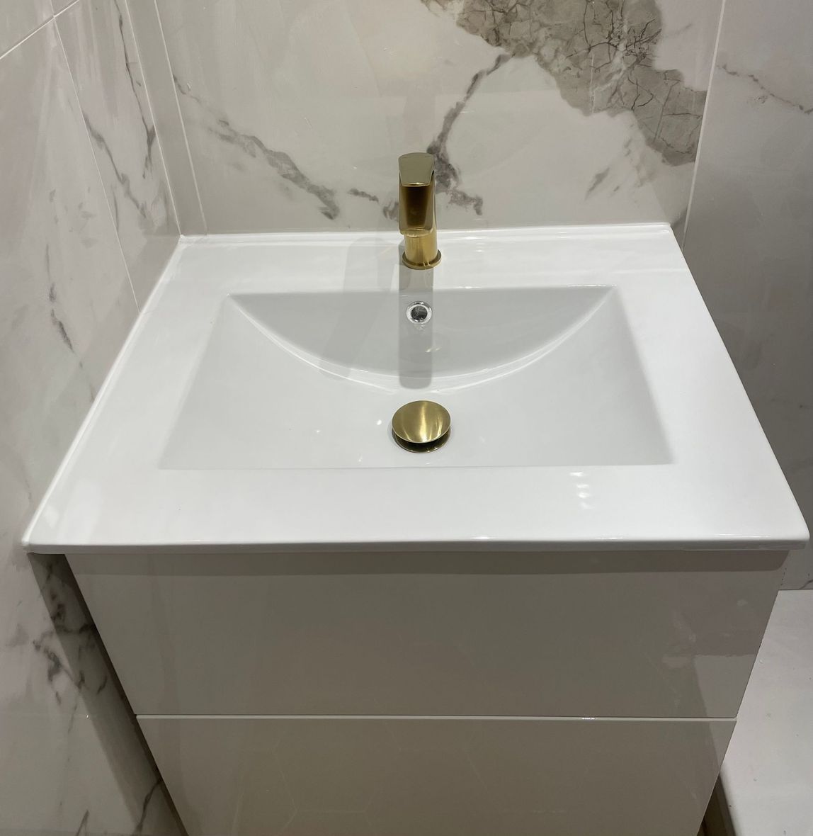 Lavabo blanc avec robinet doré 2 tiroir-Artisans Bernard et Sylvestre Paris 17e