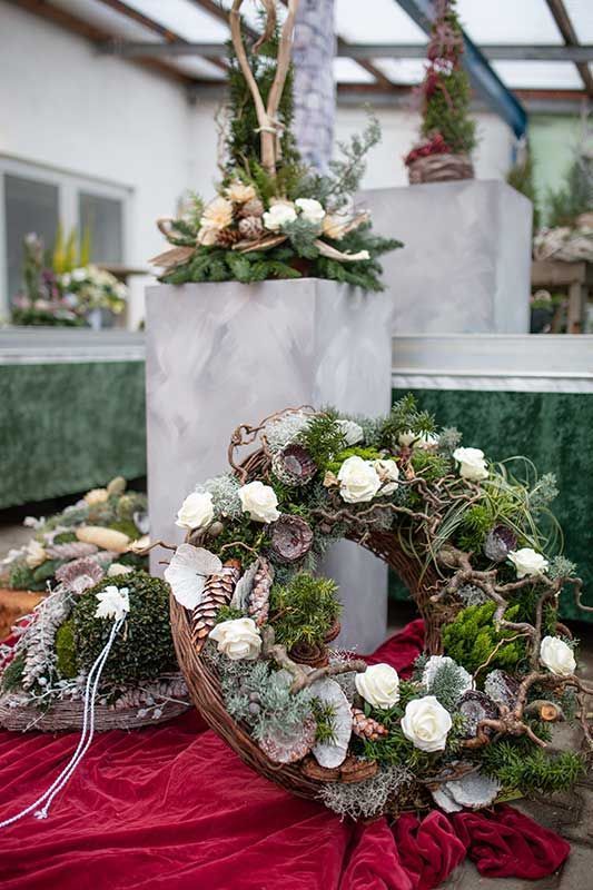 Gärtnerei + Floristik Peter Müller, Bad Königshofen - OT Merkershausen | Qualität, Sortenvielfalt und die individuelle Beratung kreative Grabgestaltung. breites Spektrum an mediterranen Pflanzen an. ausgebildeter Floristen Kreativität und Fachkompetenz. Floristische Werkstücke zu allen Jahreszeiten sowie Trauer- und Hochzeitsfloristik