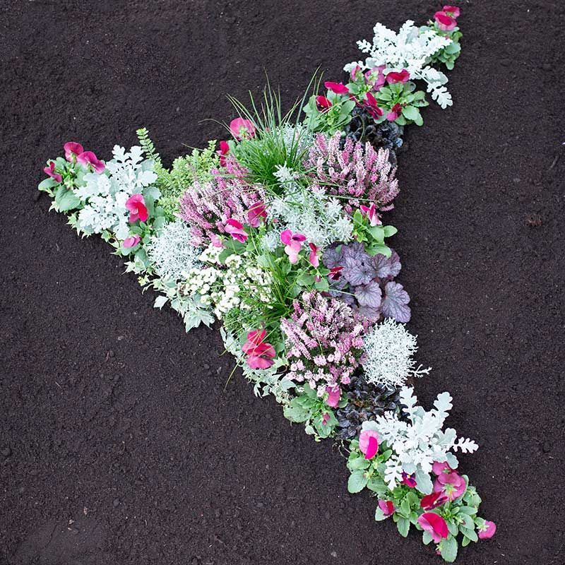 Gärtnerei + Floristik Peter Müller, Bad Königshofen - OT Merkershausen | Qualität, Sortenvielfalt und die individuelle Beratung kreative Grabgestaltung. breites Spektrum an mediterranen Pflanzen an. ausgebildeter Floristen Kreativität und Fachkompetenz. Floristische Werkstücke zu allen Jahreszeiten sowie Trauer- und Hochzeitsfloristik