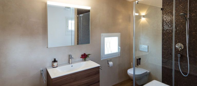 Bad Betonwand | Herzog Umbauten AG | Neubau, Renovation, Umbau, Altbausanierung, Beton Möbel | Zürich