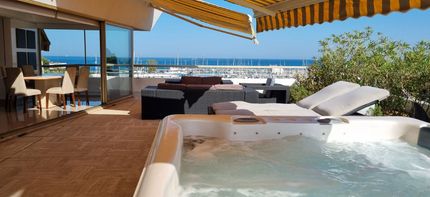 Un balcon avec un jacuzzi