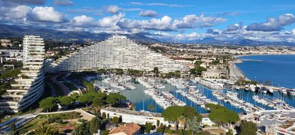 Un immeuble au bord d'un port