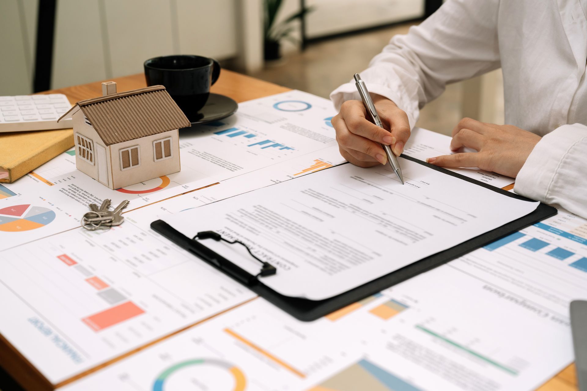 De nombreux documents sur un bureau